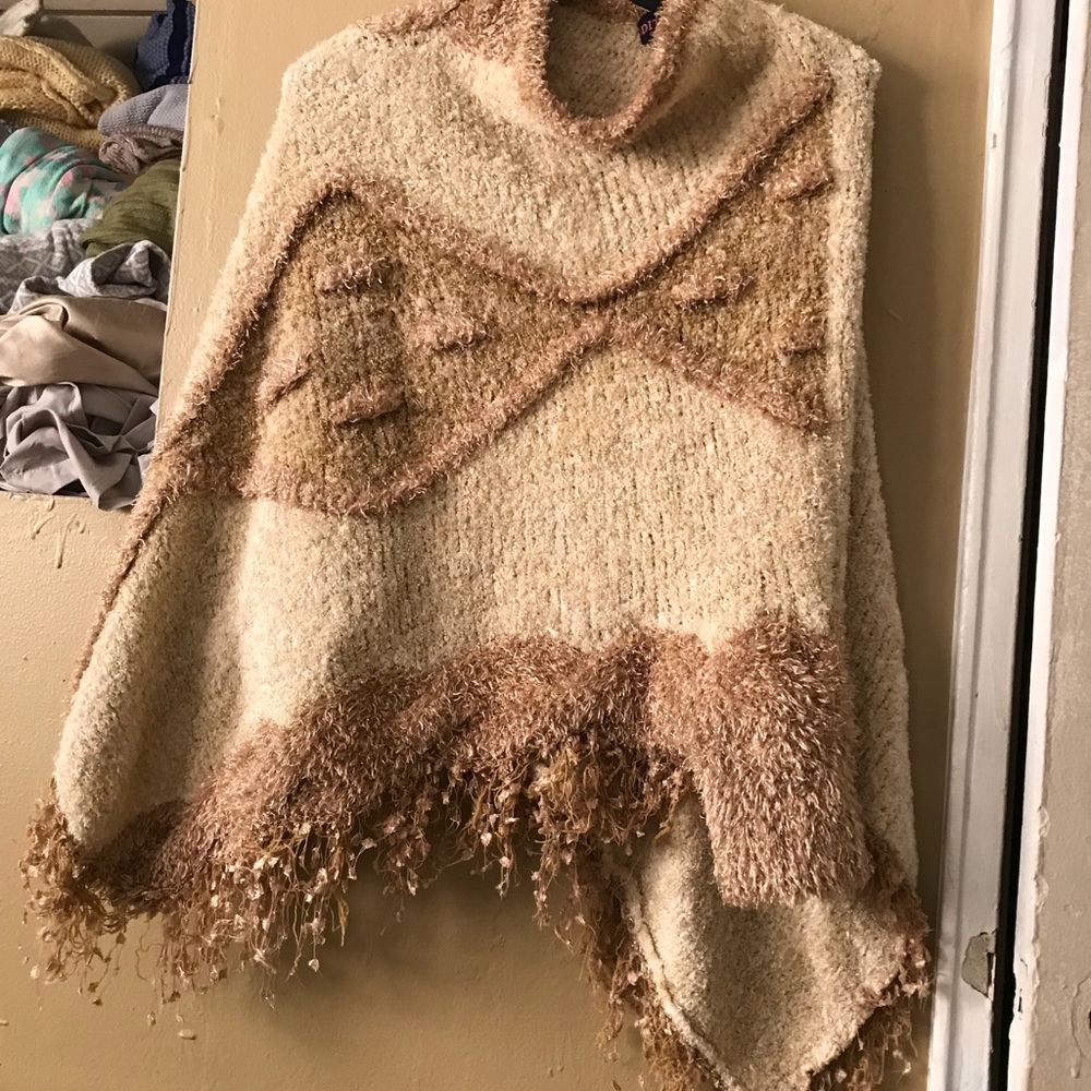 Poncho - Picture 2 of 8